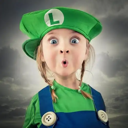 经过夸张的修饰后,一个可爱的古灵精怪的女孩形象跃然而出.