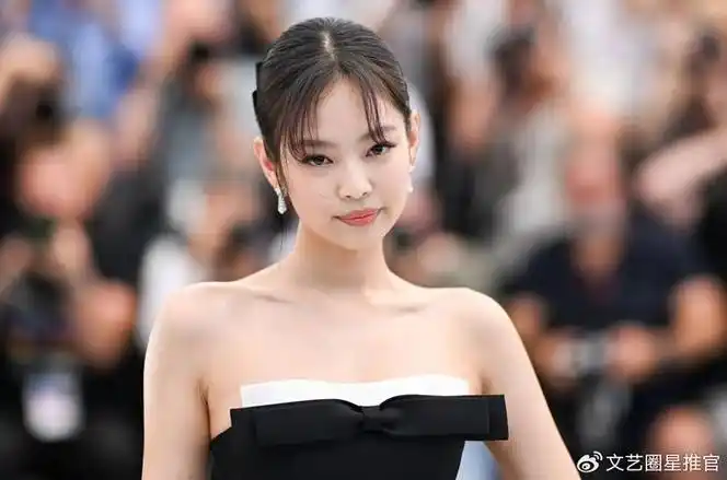 jennie新闻图曝光皮肤细腻眼下疤痕增生礼服太紧勒出赘肉