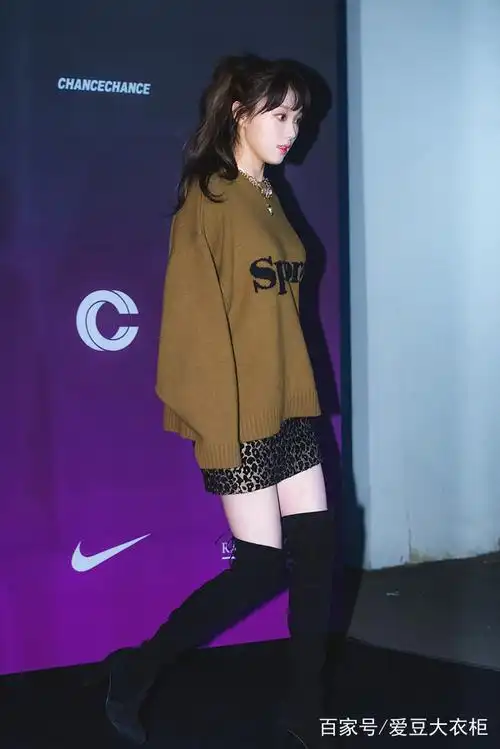 毛衣mix短裙 高筒靴,细长美腿展现李圣经少女般的轻盈灵动