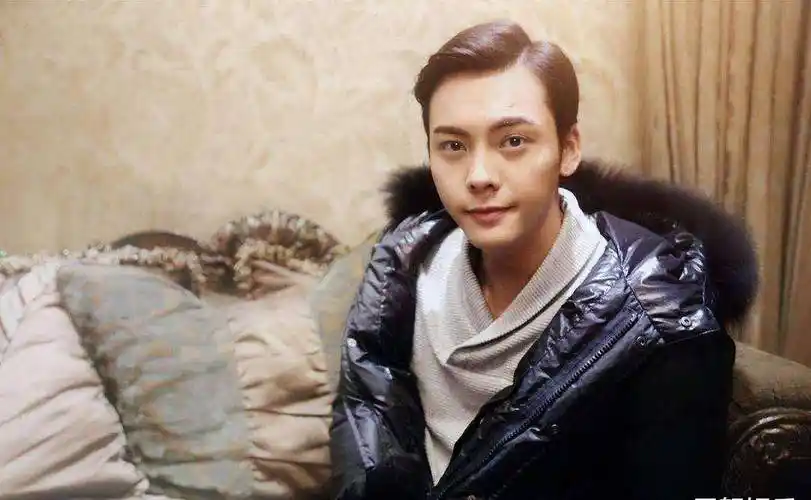 高铁上粉丝要签名被拒,陈伟霆暖心回应:签好邮寄给你_动态_事情_行程