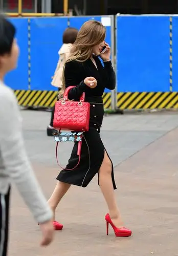 黑色连衣裙配上红色高跟鞋这样经典的颜色搭配即性感又时尚