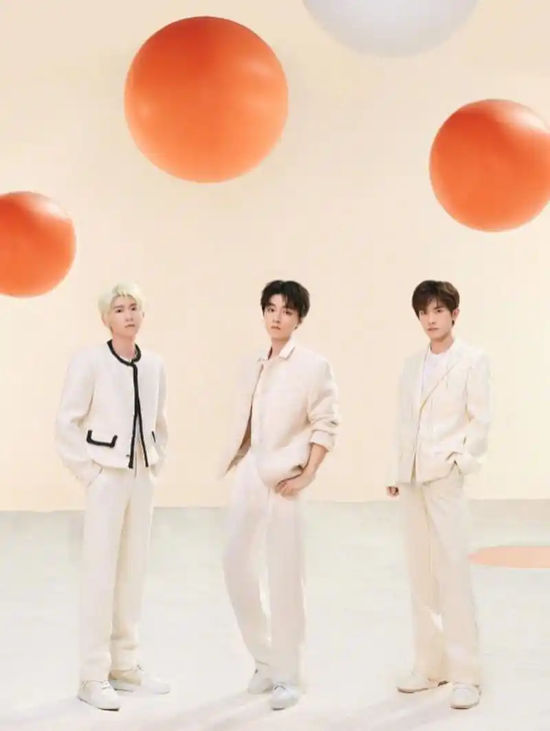 新鲜的tfboys三人合体排练照!