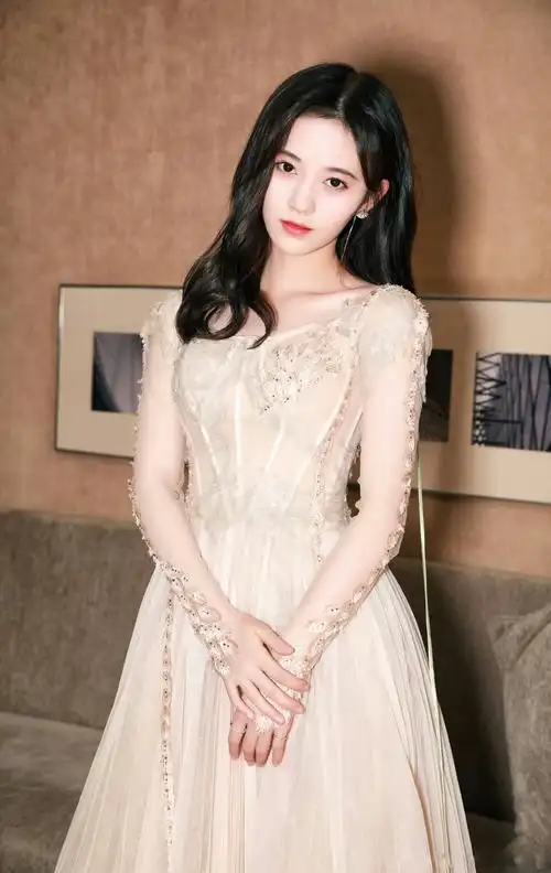 鞠婧祎出席活动