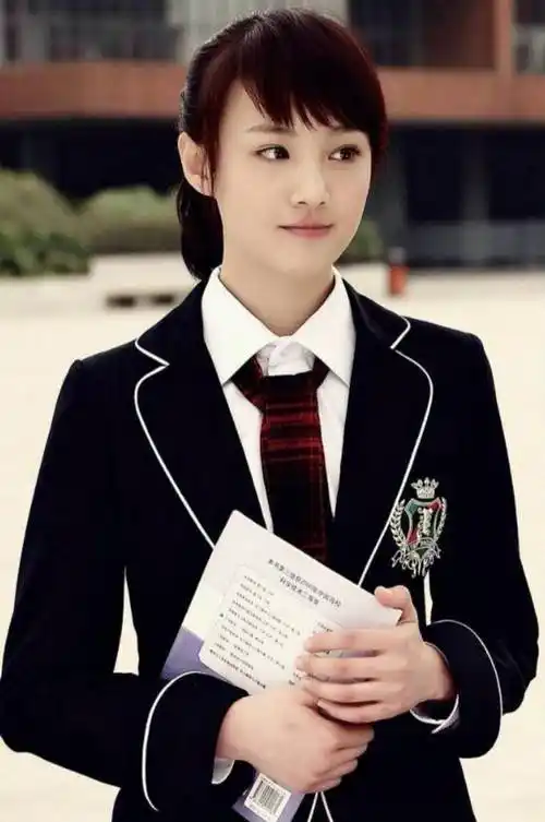 在广告现场的郑爽,脸庞看起来圆润了许多,那曾经标志性的尖下巴似乎也