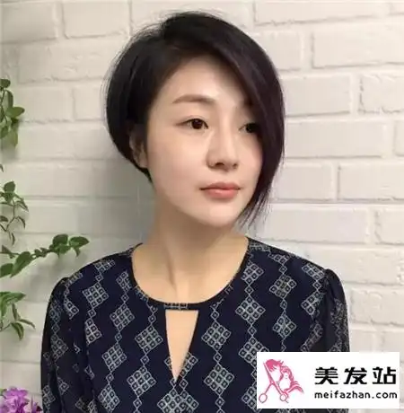 2018年流行不对称短发 一边长一边短更抢眼_时尚发型 - 美发站