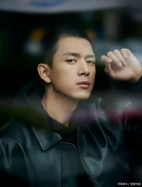 男演员之一,李现不仅在演技上备受认可,就连这次的寸头造型也成功展现
