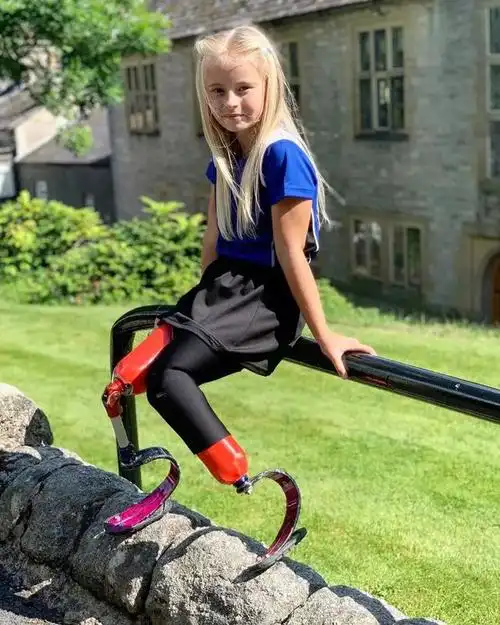 9岁女孩登台走秀可是裙子里面却是