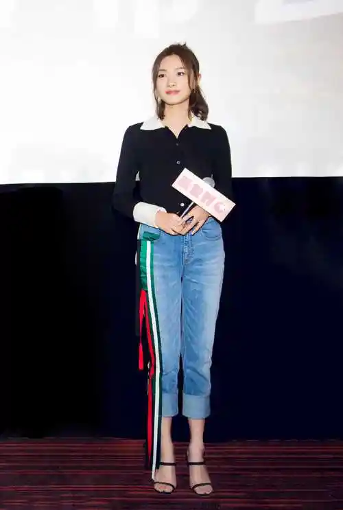 原创万茜不愧是乘风破浪姐姐穿红色宽松t恤配牛仔半身裙素颜更嫩