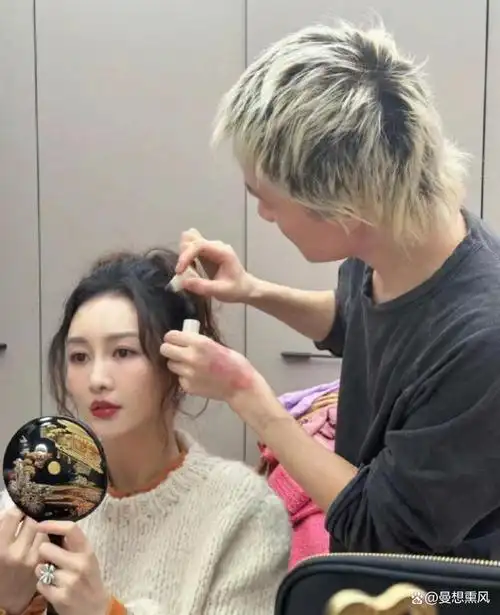 许多粉丝对王鸥的亲切举止和签名表示非常激动,因为这是王鸥自从传出