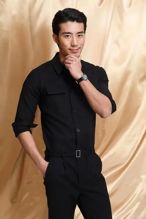 延续经典的西装版型轮廓,承载着简单纯粹的色彩演绎,厚重简约的禁欲