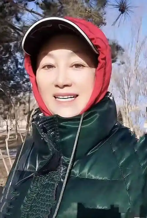 原创59岁戏骨王姬现身北京街头散步不戴口罩无人识首回应整容传闻