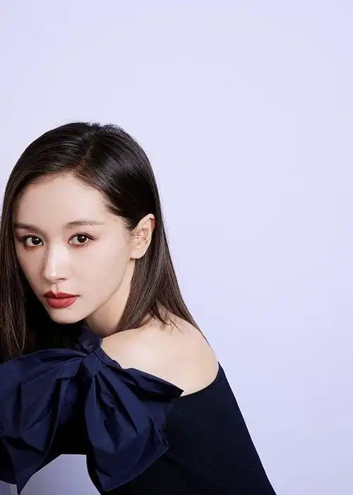 王子文时尚大片真不少穿深蓝色紧身衣好显白蚂蚁腰挺吸睛