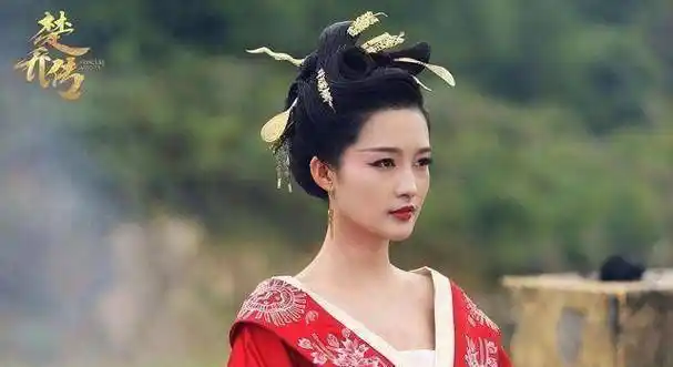 李沁曝近况,拎6400元包住海景豪宅,却吃十几元肥肠粉,太接地气_演技