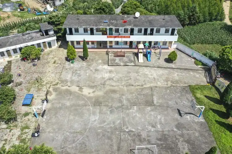 这是6月19日拍摄的武宣县二塘镇双桂小学(无人机照片).