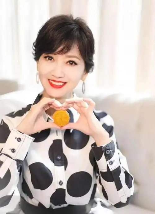 65岁赵雅芝近照曝光高马尾超短裤纤细似少女二婚不怕老公宠她