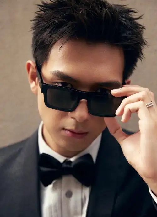 李现一身黑西装刺猬头造型帅气又活力,仰拍视角下颚线好优越