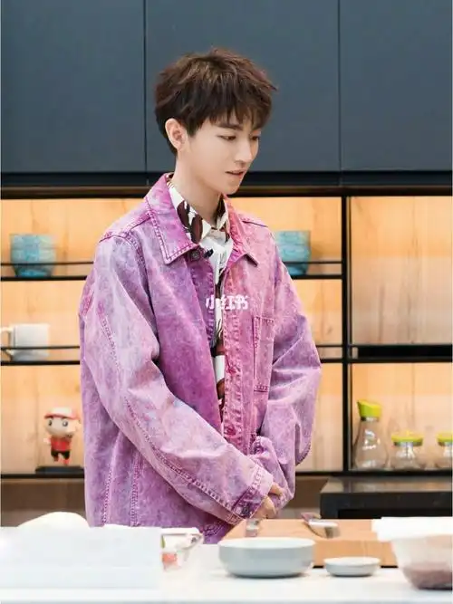 粉色系王俊凯来咯