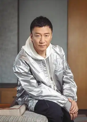 "叔圈颜王"孙红雷高调支持国货,但也不忘保暖养生,简单却干练|西装