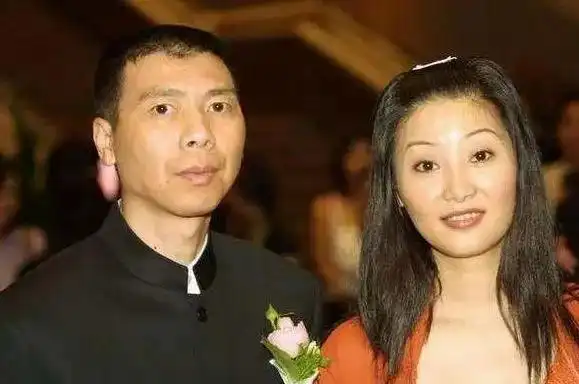 管虎的"小三"还是太嫩!这些京圈老炮儿的妻子们都上位成功了