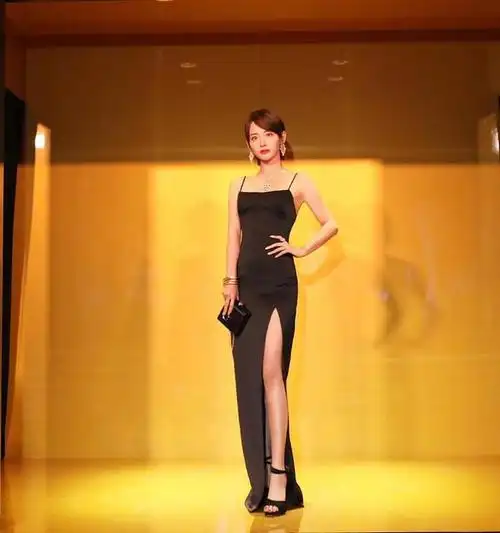 蛇蝎美人张嘉倪太摄人心魄空气刘海配黑裙真不像30多的人