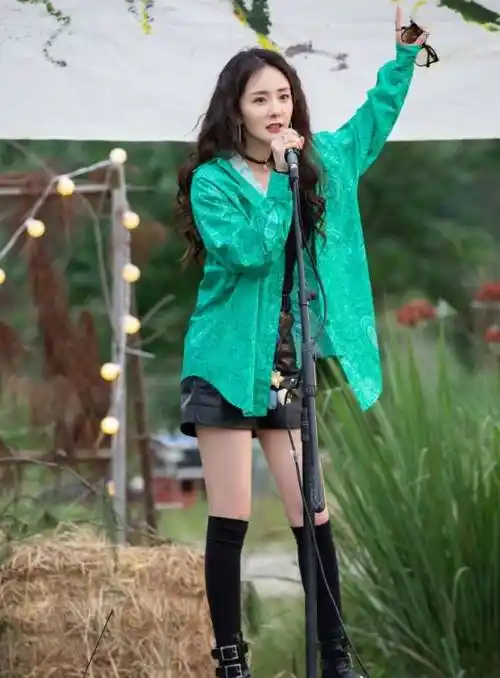 恋爱2年未官宣,魏大勋删除秦岚女友关系,女方曾上综艺默认恋情_杨幂