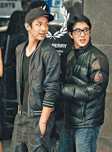 图昔日房祖名夜店玩乐照曝光美女相伴乐不复出