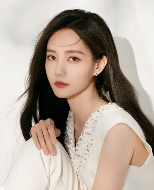 考入北京舞蹈学院后,李一桐再次被韩国娱乐公司发掘,这次是jyp