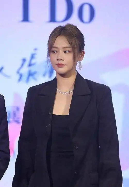 因抑郁发胖的马思纯依旧很美西装配长裙挺职业范超惊艳