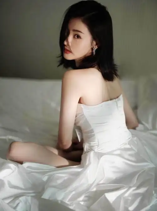 张天爱不愧是魔鬼身材穿开叉裙秀大长腿胸前镂空蝴蝶结太撩人