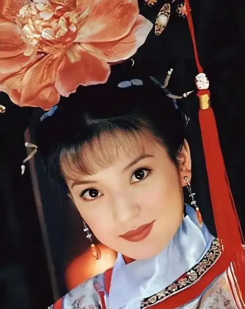 48岁的赵薇消失两年后,再看如今她的处境,可谓是物是人非