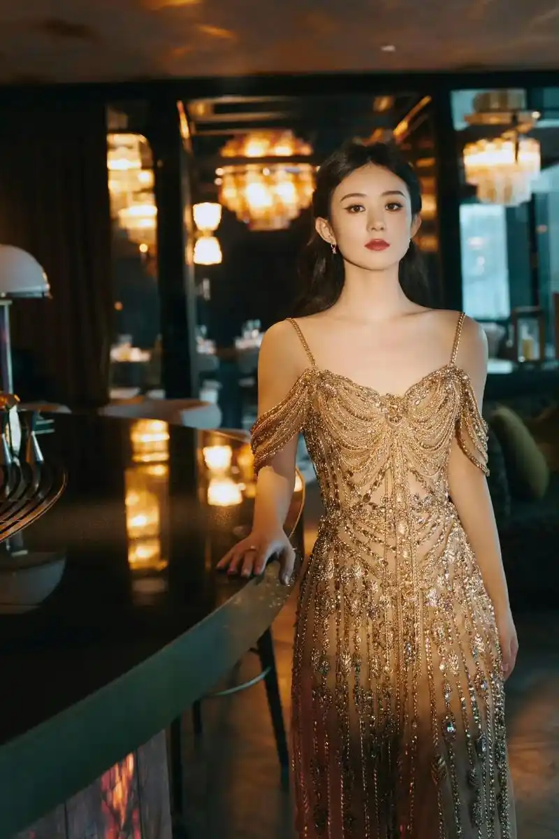 赵丽颖鎏金亮钻裙 #赵丽颖 今晚红毯造型真的绝美.身穿es高 - 抖音