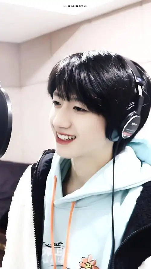 朱志鑫[超话]#朱志鑫录制照!笑起来太甜了!