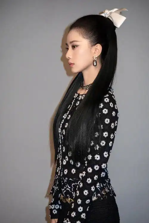 刘诗诗最新杂志封面大片释出眼妆好特别