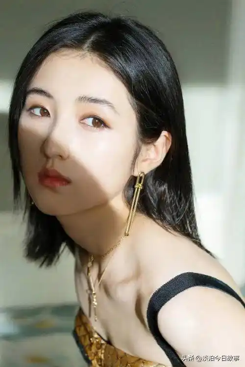 不放弃,不止于此与她的年龄相比,张子枫拥有的经历和成就都显得