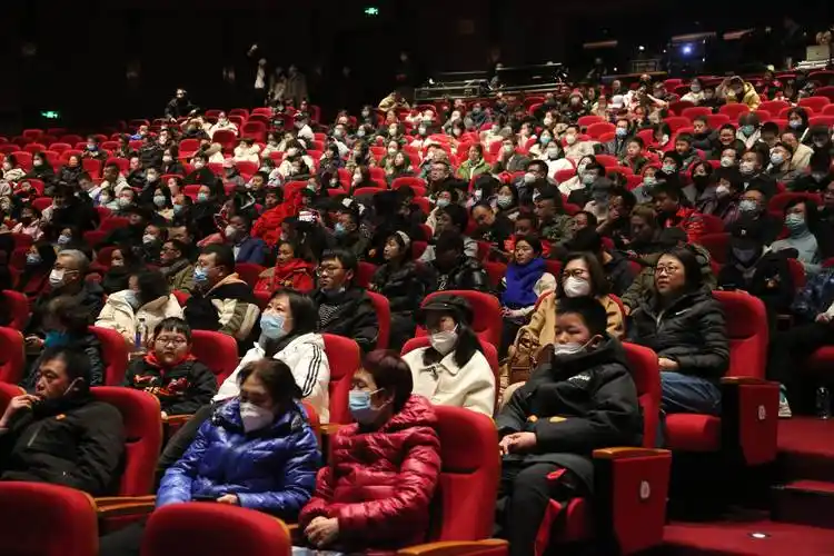 在山西晋城成功首演,看完近三个小时的演出后,现场的演出盛况,观众的