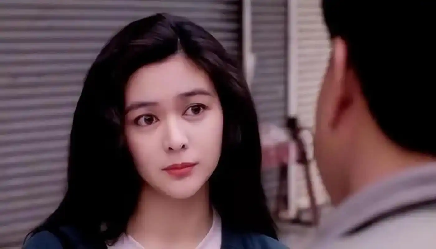 一次,关之琳自己爆料:如果刘銮雄没送我2套别墅,我就是刘德华的老婆了