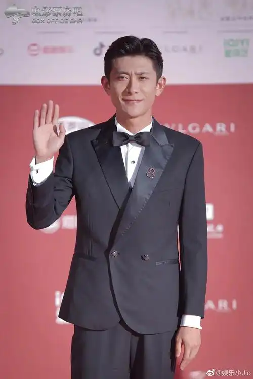 张一山亮相北影节闭幕式,造型选择了黑色西装,你觉得怎么样?
