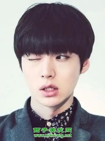 男生齐刘海蘑菇头短发 给人超萌感觉_短发发型_西子美发网