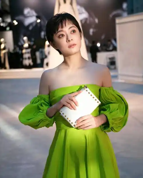 近日,"娘娘"孙俪工作室在社交平台分享了一组美照,并配文道:"着一抹