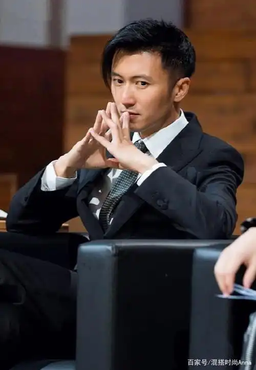 谢霆锋挑战"侧剃发型"意外帅气,配上黑色西装,颜值回归21岁