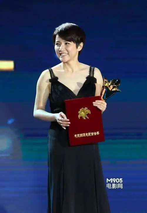 如今的颜丙燕虽然年过半百,但她依然活得精彩!