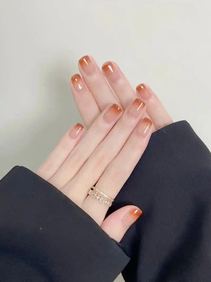 低饱和度小众芋紫跳色  这款指甲油跳色组合不挑肤色,低饱和度的芋