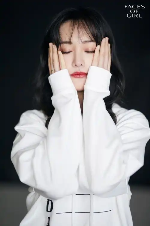 郑爽最新大片黑色长发大波浪,红唇小仙女!