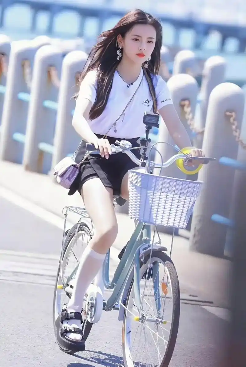 杨超越白色丝袜大赏,美白长腿诱惑力拉满,这谁能受得了呀!