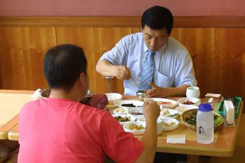 男士盘腿而坐,女士双腿斜侧而坐的韩国式坐姿也许您在韩剧中,看到过