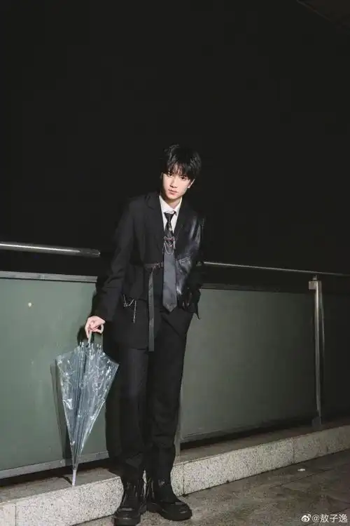 敖子逸听说很好吃造型写真黑西装撑伞大片