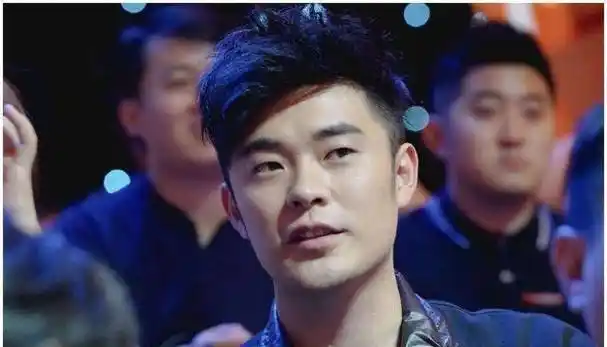 陈赫这一张照片当中,我们可以看到他里面穿着一件白色的t恤,外面是