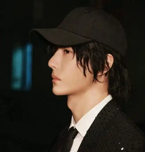 王一博棒球帽卷发##王一博星光大赏##王一博没选红毯随便走