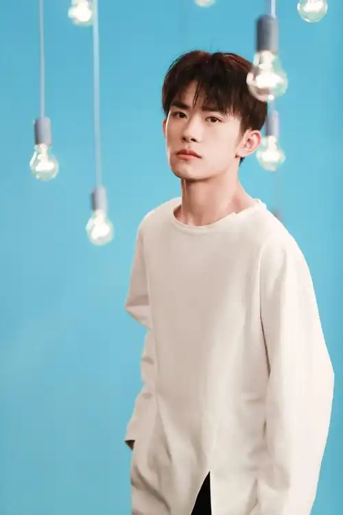 易烊千玺写真花絮帅气图片