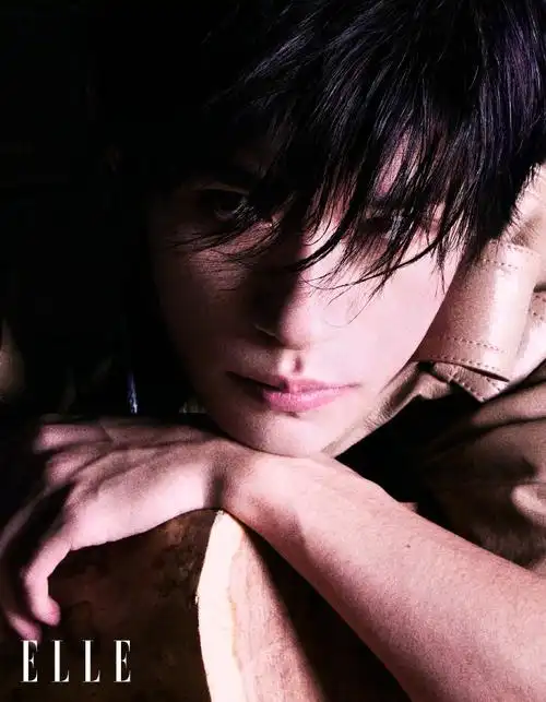 易烊千玺x@elle三月刊封面  当时尚与个性交织,少年@tfboys-易烊千玺